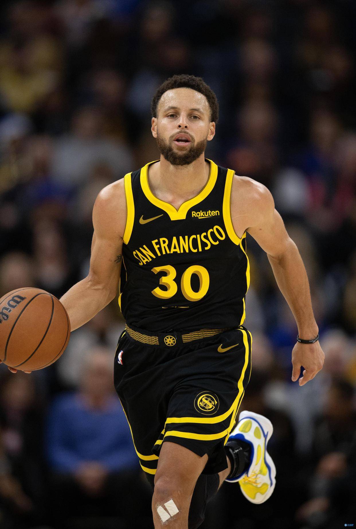 中超赛场争议判罚：VAR判罚引发热议,（中超争议判罚风波：VAR决定引发热议）