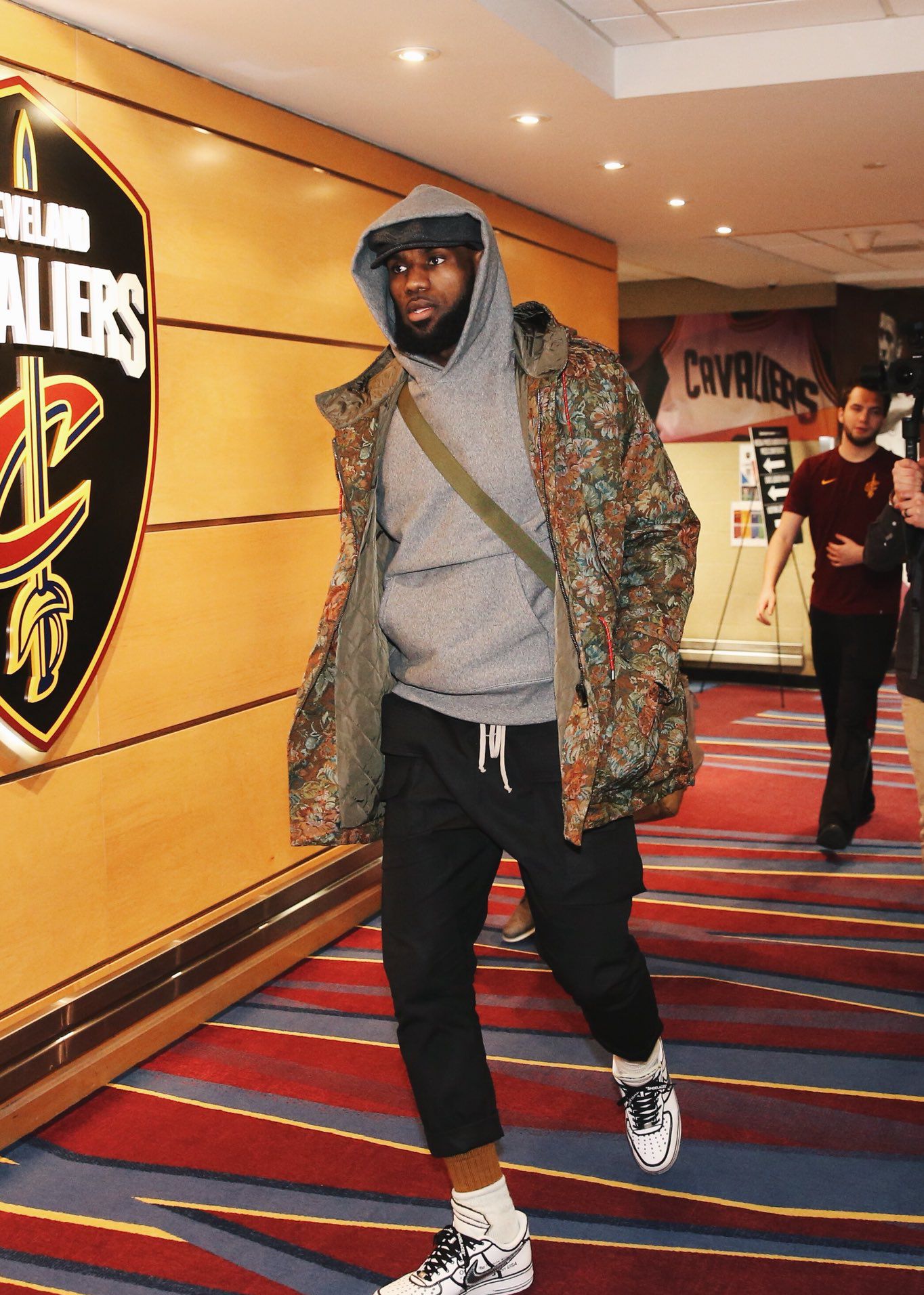 天空体育：张伯伦目前正在阿森纳训练，同时筹划下一步动向（天空体育：张伯伦随阿森纳训练，正谋划未来去向）