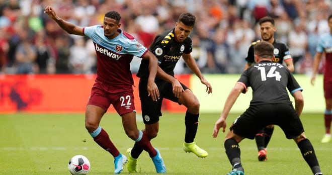 欧冠决赛用球谍照：包含白+深紫，灵感来自举办城市布达佩斯（欧冠决赛用球曝光：白+深紫配色，设计灵感源自主办城市布达佩斯）