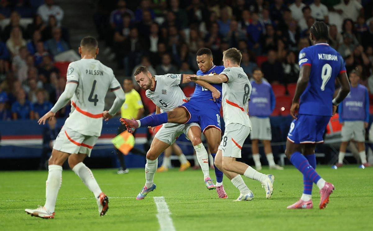 日本球员英超联赛射手榜 三笘薰15球反超冈崎慎司（三笘薰轰入15球登顶英超日本射手榜，力压冈崎慎司）