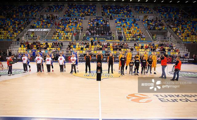 越媒：越南归化30岁原巴西籍中卫古斯塔沃，他将改名为杜飞龙（据越南媒体报道：30岁前巴西籍中卫古斯塔沃已归化越南，改名杜飞龙）