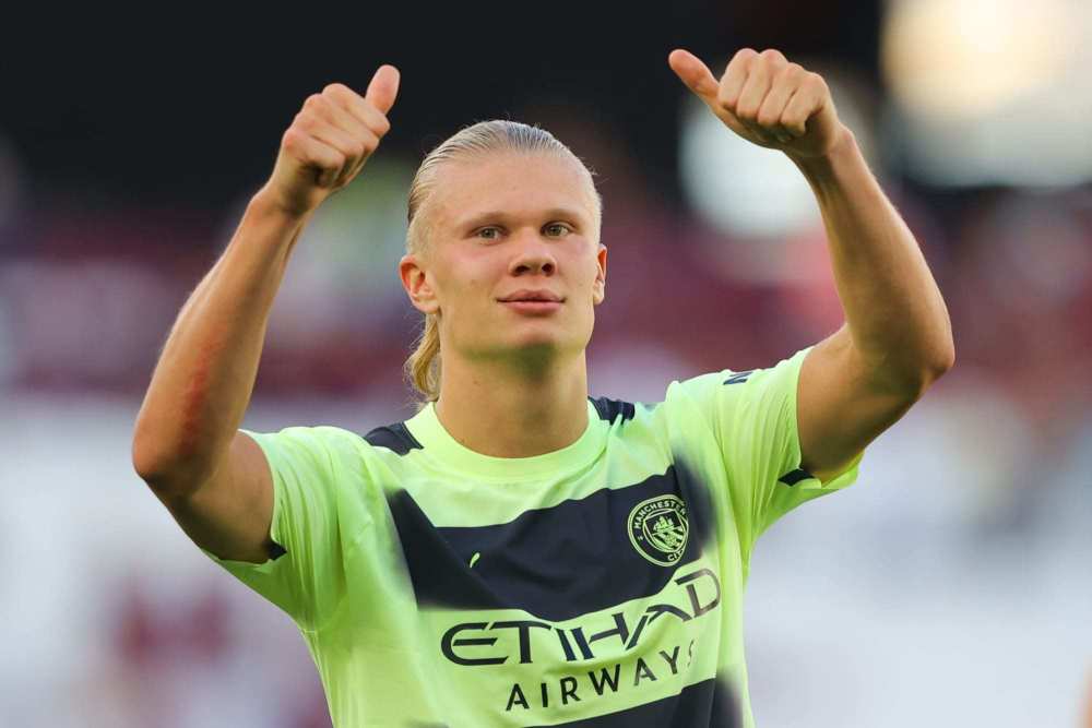 本泽马谈C罗：场上见面很冷淡？我们在更衣室已拥抱过了（本泽马回应与C罗场上显冷：更衣室里我们早已相拥）