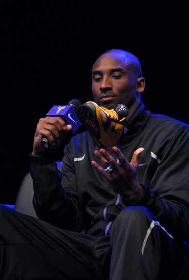 交易成定局？国王后场大清洗！神级超六，下家是何处？（交易尘埃将落定？国王后场大换血！神级第六人下一站在哪？）