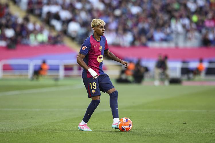 太阳报：贝克汉姆在一家高档酒吧举办派对，庆祝自己封爵（太阳报称贝克汉姆于高级酒吧办庆功宴，庆祝获封爵位）