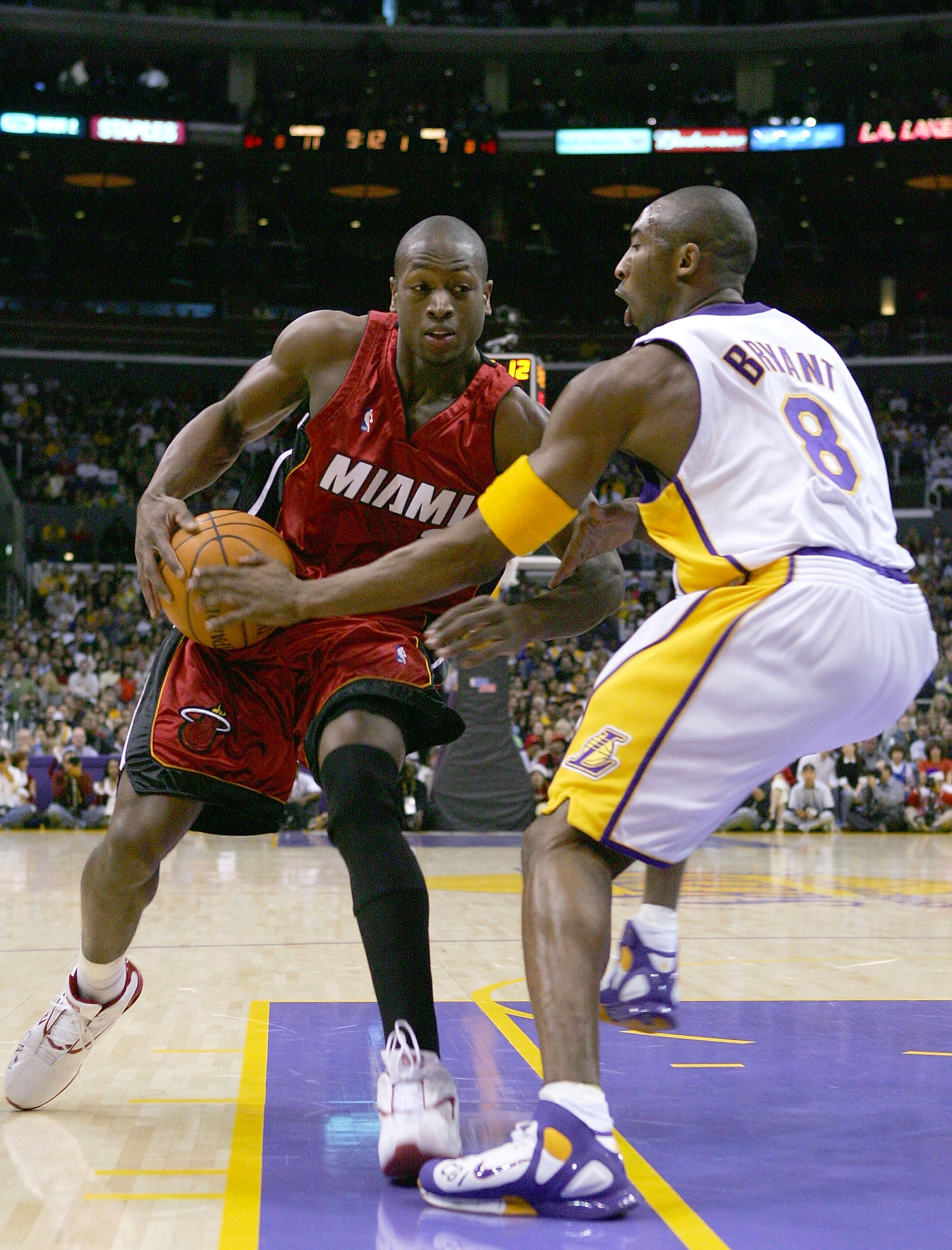 NBA 名人堂球星事迹盘点（NBA名人堂传奇球员风采回顾）