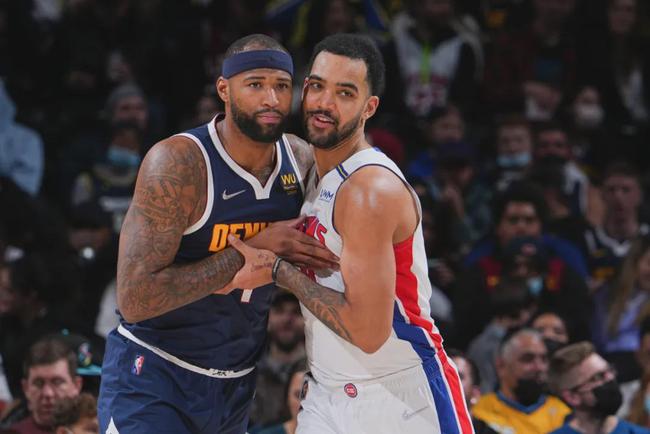 不妙！唐斯击中斯科蒂·巴恩斯被吹进攻犯规 个人累计2犯了（情况不利！唐斯撞到斯科蒂·巴恩斯被判进攻犯规，个人犯规已达两次）