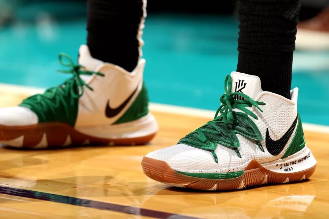 阿森纳发布第三球衣：晨霜白为主基调！（阿森纳推出第三款球衣：以晨霜白为主色）