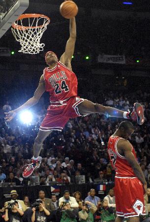 杜兰特率火箭大胜湖人！14中8高效贡献25+9 激情对飙詹姆斯东契奇（杜兰特领衔火箭大胜湖人：14投8中高效拿下25+9，激情对飙詹姆斯与东契奇）