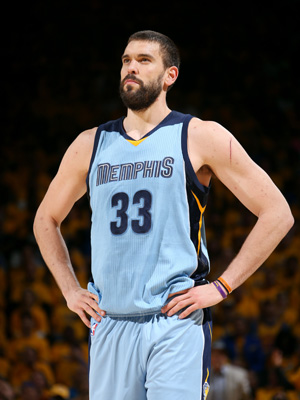 进攻表现不错！朱松玮半场8中5&三分2中1拿到11分4篮板（火力全开！朱松玮半场8投5中、三分2投1中拿下11分4篮板）