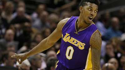 防守能力惊艳！火箭侧翼新援虽无三分命中依然稳健贡献（防守端亮眼！火箭侧翼新援三分失准仍稳健发挥）