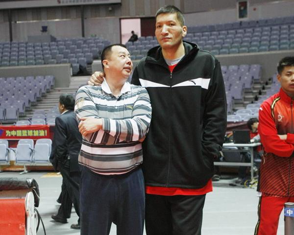 不满，勇士队格林对不断被安排防守中锋感到“沮丧”（勇士格林抱怨总被派去防中锋，直言很沮丧）