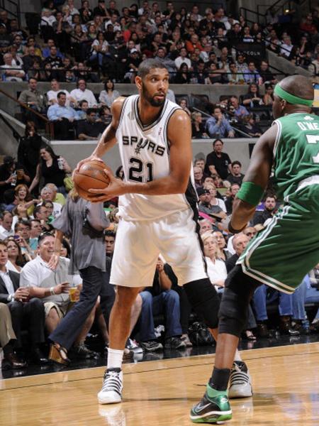 沪媒：莱昂纳多很可能因伤缺战柔佛，加布里埃尔也大概率缺席（沪媒：莱昂纳多恐因伤缺席对阵柔佛一战，加布里埃尔出战同样成疑）