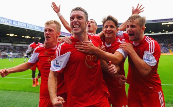 迈阿密跳舞庆祝夺冠，小贝兴奋舞动、梅西&德保罗有些局促（迈阿密夺冠后全队舞动庆典：小贝热情起舞，梅西与德保罗略显拘谨）