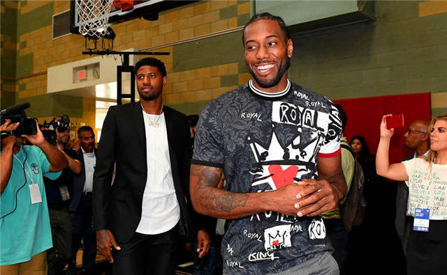 争议裁判再现！德尔塞罗担任巴萨-奥萨苏纳VAR裁判，巴萨球迷坐不住了（德尔塞罗将执掌巴萨vs奥萨苏纳VAR，争议再起引发巴萨球迷不满）