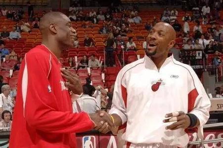 网友在梅西夜访诺坎普时偶遇他，梅西还向镜头打了招呼（梅西夜访诺坎普被网友偶遇，还向镜头打招呼）